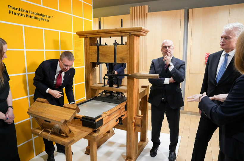 Latvijas Valsts prezidents Edgars Rinkēvičs (no kreisās), Igaunijas prezidents Alars Kariss un Lietuvas prezidents Gitans Nausēda Latvijas Nacionālajā bibliotēkā apmeklēja izstādi "Brīvība sākas ar grāmatu".