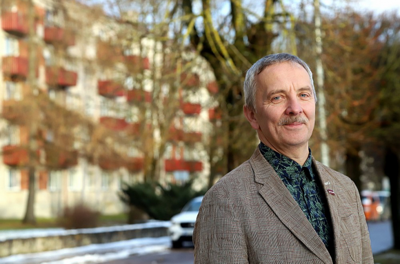 Namu apsaimniekošanas uzņēmuma "Valkas namsaimnieks" valdes loceklis Ivo Meļķis: "Valkā atjaunotajos namos siltuma rēķini iedzīvotājiem samazinājušies 50 līdz 65% apmērā."