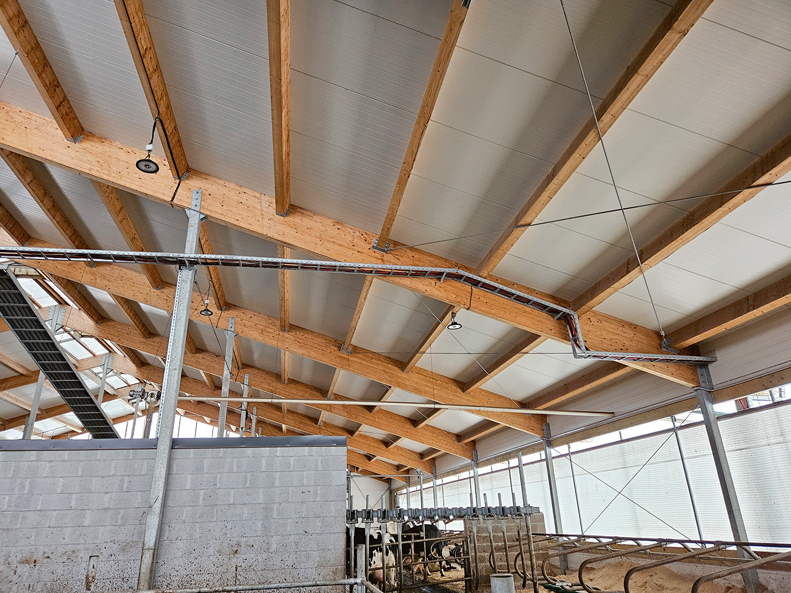 Sendvičpaneļu jumts sargā no aukstuma ziemā un karstuma svelmes vasarā.