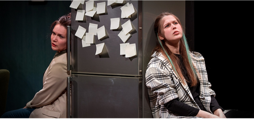 Skats no Daugavpils teātra izrādes "Dzīve uz ledusskapja durvīm".