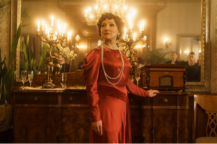 Kadrs no daudzsēriju filmas "Emīlija. Latvijas preses karaliene".