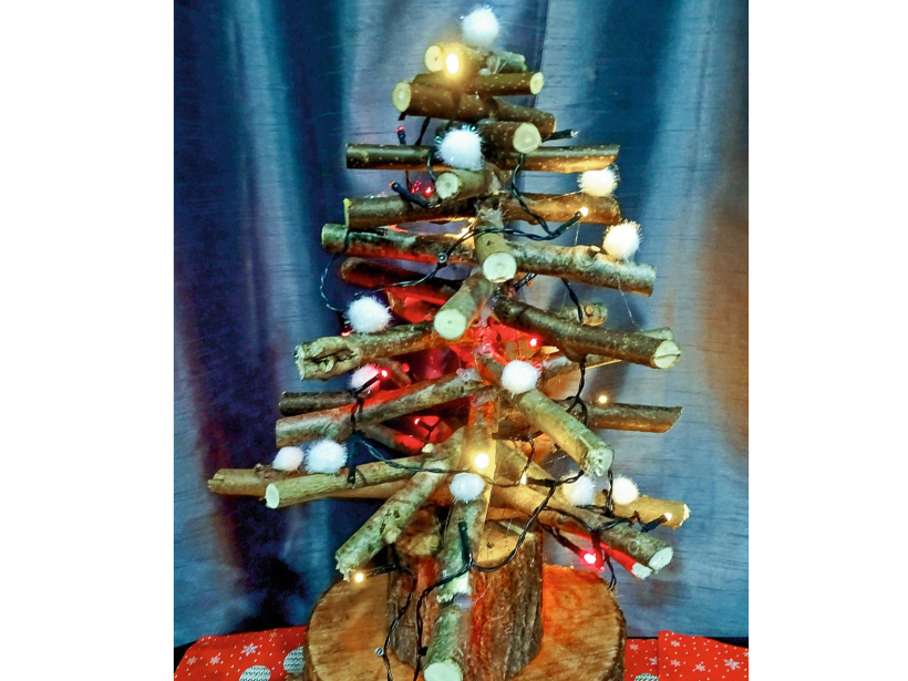 Eglīte no zariņiem.