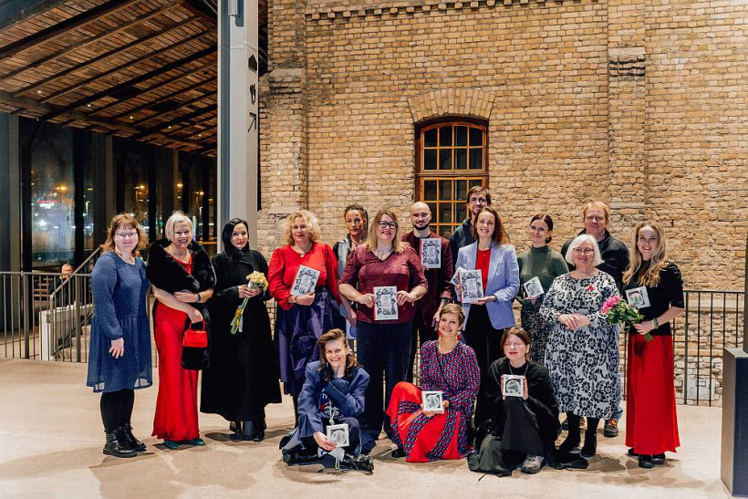 Stāstu krājuma autori, kas piedalījās grāmatas atklāšanas pasākumā. No kreisās: Laura Melne, Dace Rukšāne, Inga Grencberga, Ruta Zimnoha, Māra Priedīte, Kristīne Jučkoviča, Lauris Bērziņš, Viesturs Ķerus, Zane Krēsliņa, Līva Vecvagare, Guntis Eņģelis, viņam priekšā Jana Egle un Gunita Krilova. Priekšā: Inga Pizāne, Lelde Jauja, Māra Ulme.