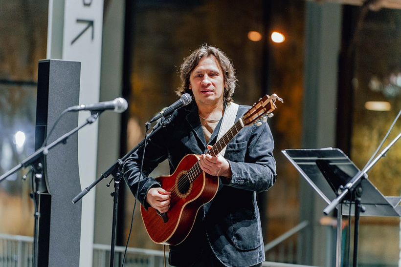 Mūziķis Edgars Šubrovskis piedalās grāmatas atvēršanā.