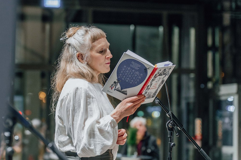 Aktrise Guna Zariņa grāmatas atvēršanas pasākumā.