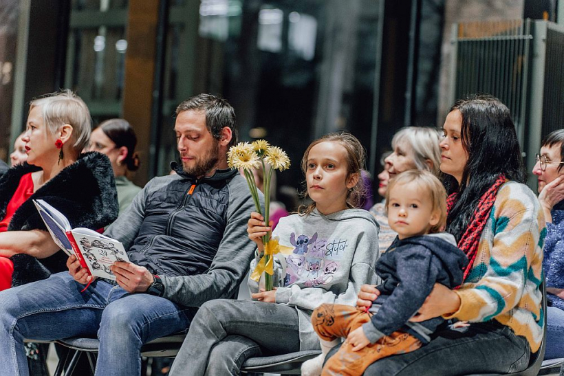 Pasākuma viesu vidū bija gan paši autori, gan ģimenes ar bērniem.
