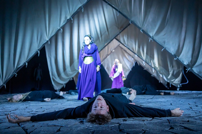 Antīkās traģēdijas struktūra, tai pielāgota aktierspēles stilistika un vārda spēks ļauj iestudējumam pietuvoties lietām, kas šodien nav sasniedzamas. Dievi ir aizmirsti, bet atbildīgs par savu rīcību ir cilvēks pats.