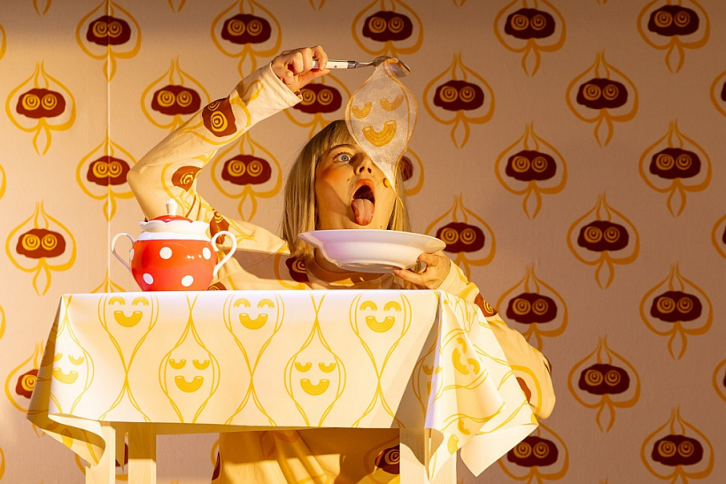 Anna Klišāne ir viena no trim aktieriem, kuri visu izrādes laiku darbojas kā fona kustīgās tapetes, iemiesojot iztēloto pasauli.