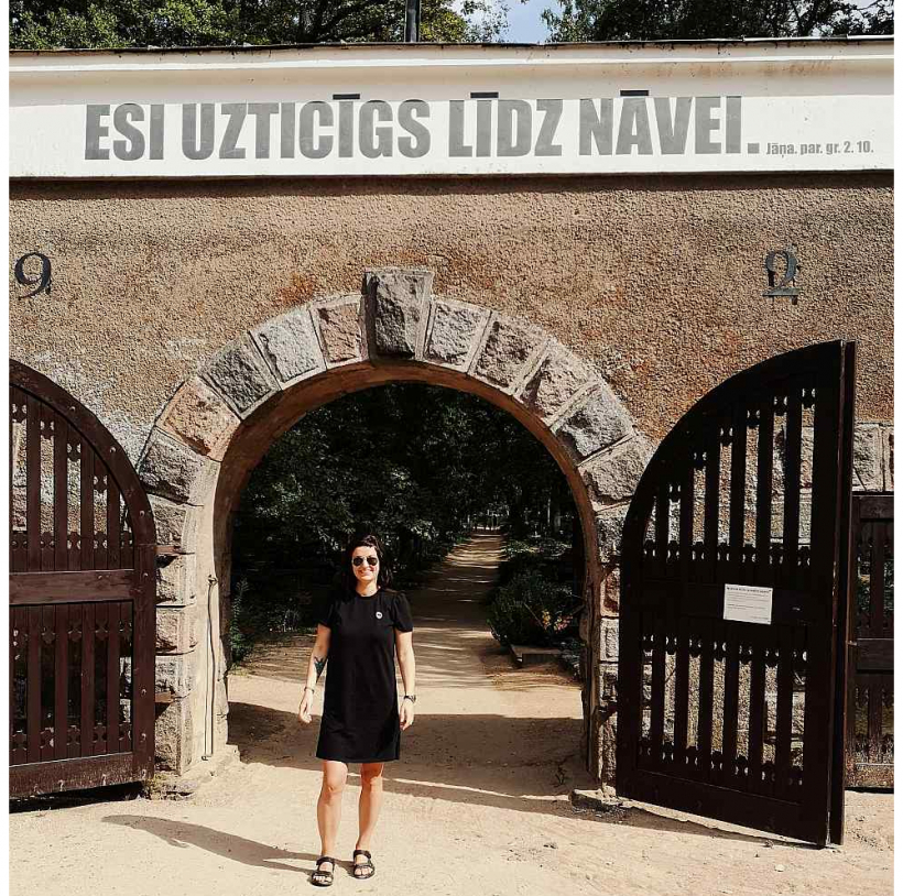 Linda Alsiņa topošajā grāmatā apkopojusi izvadītāju, kapraču un citu ar bērēm saistītu cilvēku stāstus.