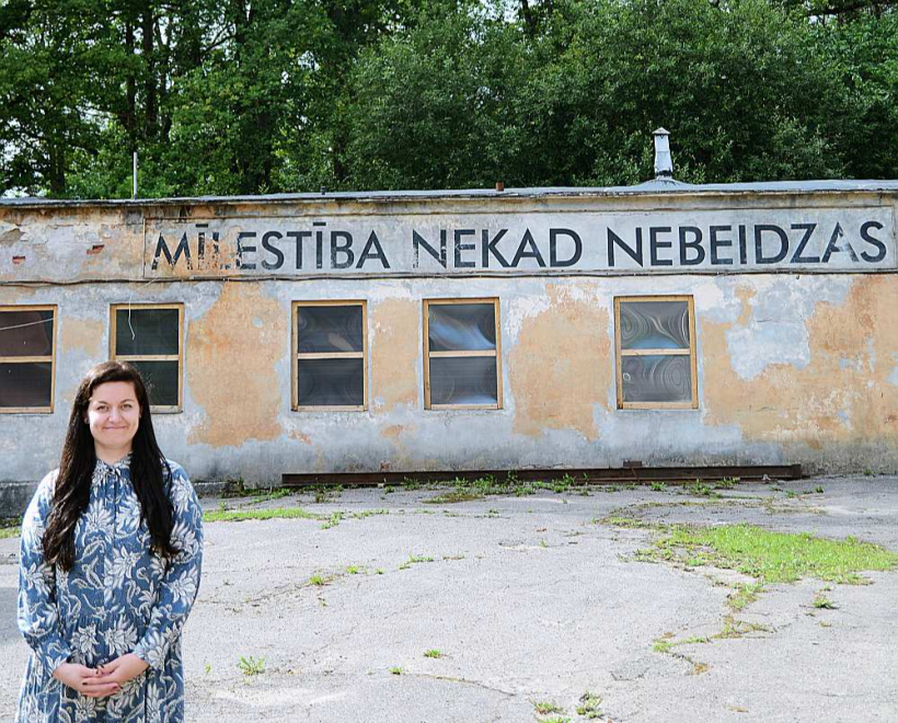 Linda Alsiņa topošajā grāmatā apkopojusi izvadītāju, kapraču un citu ar bērēm saistītu cilvēku stāstus.