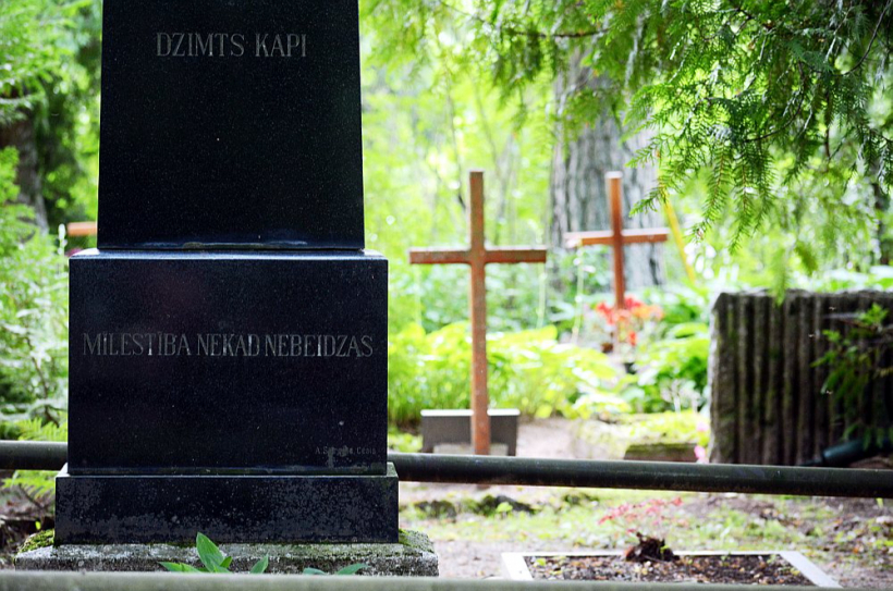 Populārs kapakmens uzraksts: "Mīlestība nekad nebeidzas."