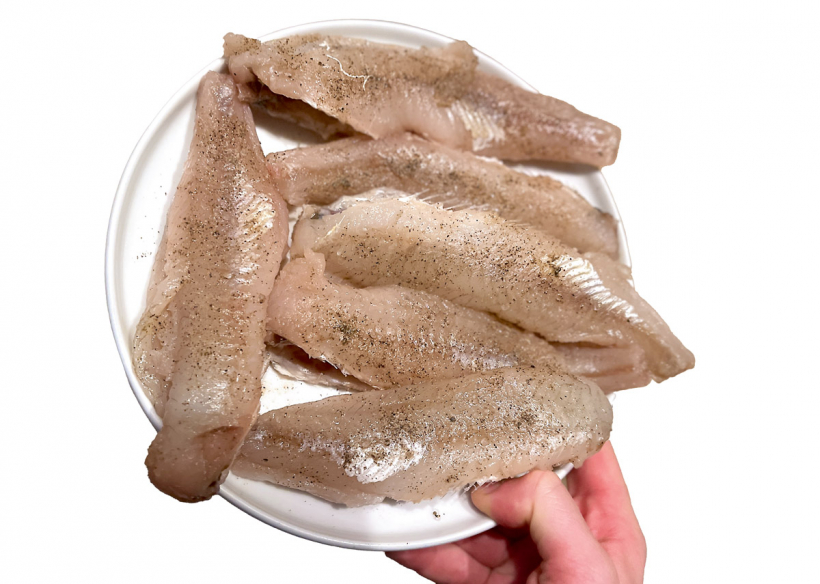 Asari notīrīti un ierīvēti ar sāli un melnajiem pipariem.