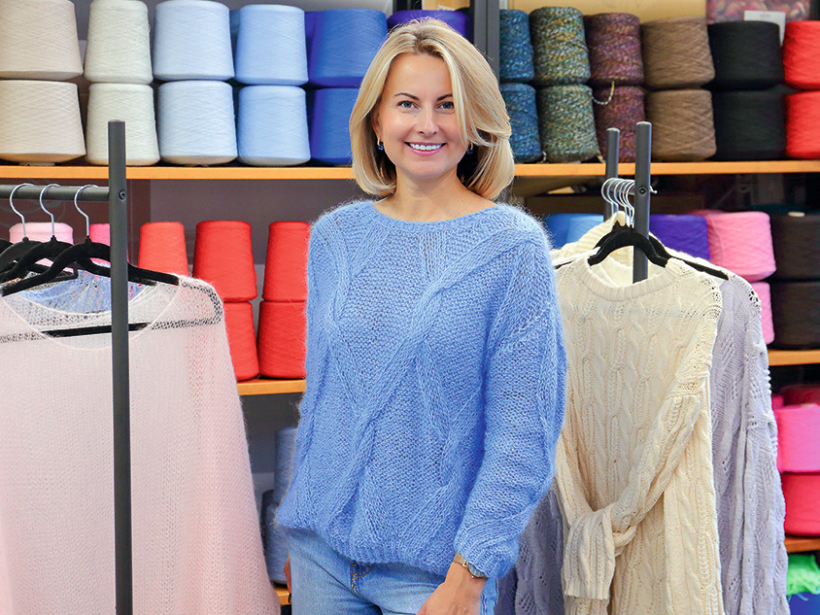 Džemperis ar pīņu rakstu tapis no kokvilnas fliterīšu dzijas un diviem superkidmohēras pavedieniem.