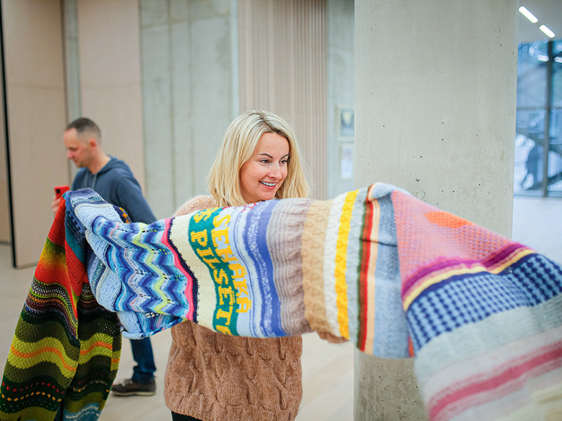 Mežaparka Lielās estrādes Kokaru zālē notika garās šalles mērīšana, kuru bija adījuši ap 2000 dalībnieku no aptuveni 150 vietām Latvijā un ārpus tās.