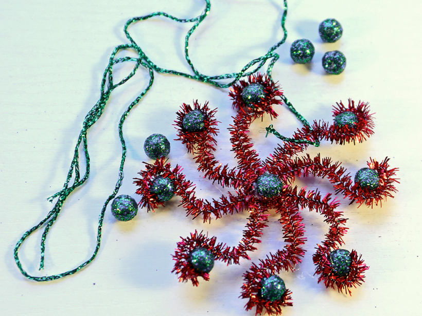 Uzlīmē pērlītes.