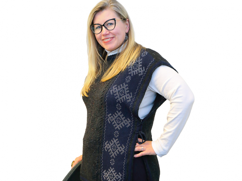 Adīta veste ar pērlīšu joslu.