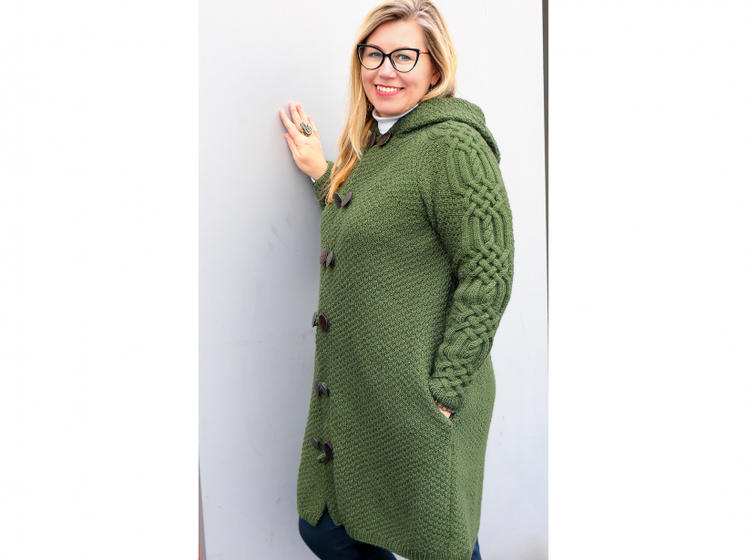 Adīts mētelis ar ķeltu pīnēm.