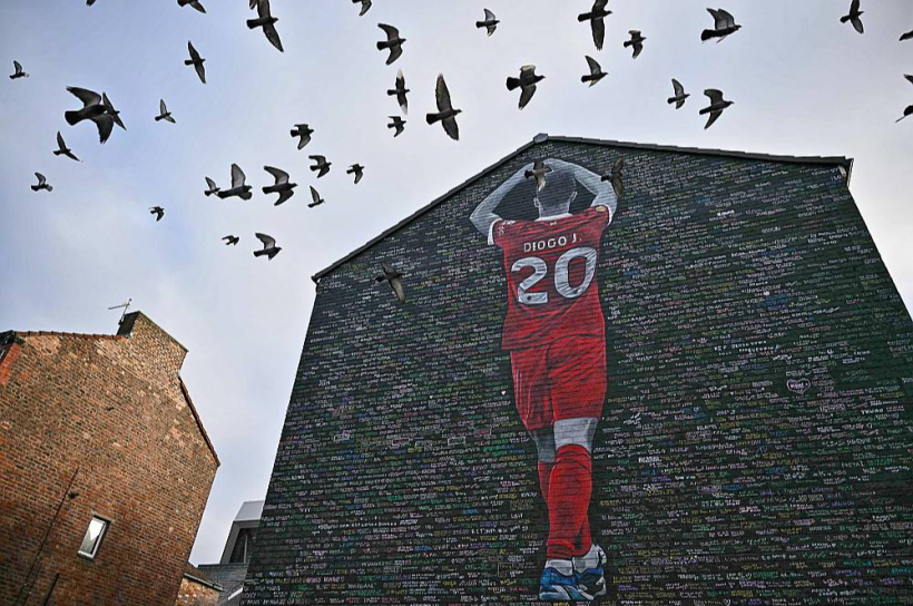 Sienas murālis Liverpūlē, pieminot autoavārijā bojā gājušo futbolistu Diogu Žotu.