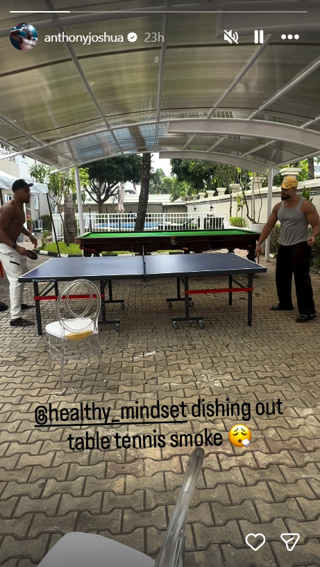 Džošua spēlē galda tenisu ar Latifu Ajodeli.