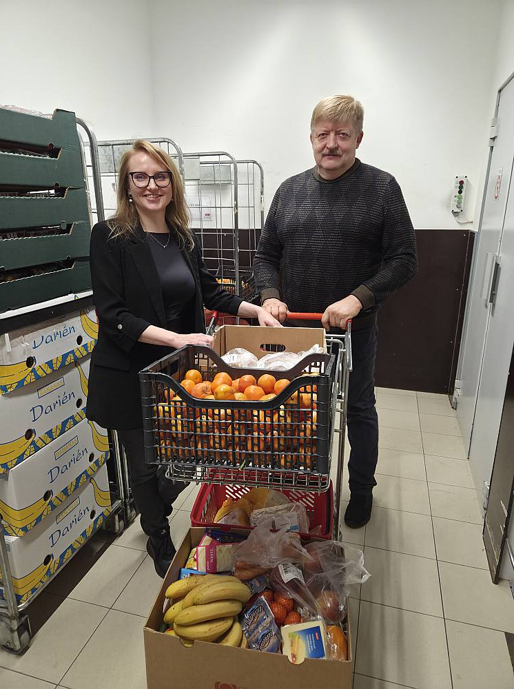 "30% pārtikas tiek izmesta atkritumos, mēs kopā darām visu iespējamo, lai šo apjomu samazinātu," saka Pārtikas bankas "Paēdušai Latvijai" Tallinas ielas pārtikas izdales punkta vadītājs Ilmārs Slics un "Rimi Latvija" komunikāciju vadītāja Inga Bite.