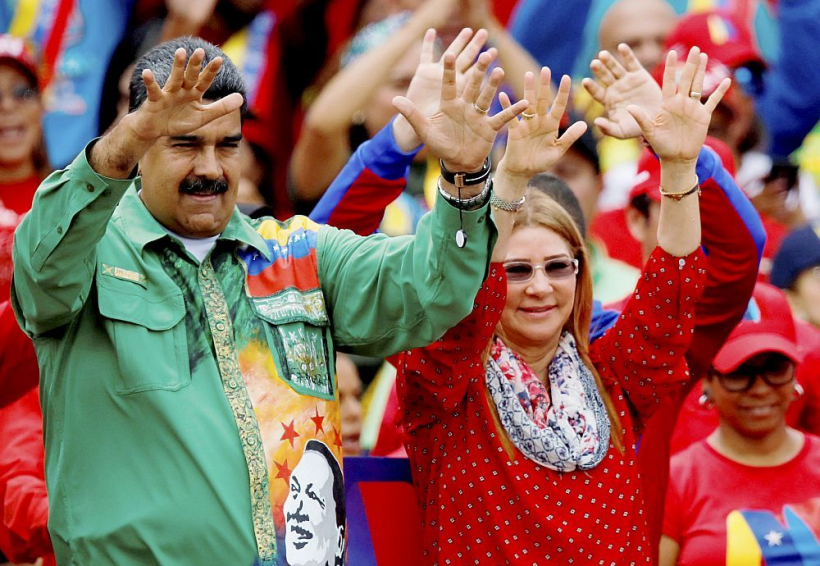 Venecuēlas "revolucionārais pāris" – Nikolā Maduro un Sīlija Floresa. Viņus vienoja vara, nauda un narkobizness. Attēlā abi priekšvēlēšanu mītiņā Karakasā 2018. gada 17. maijā.