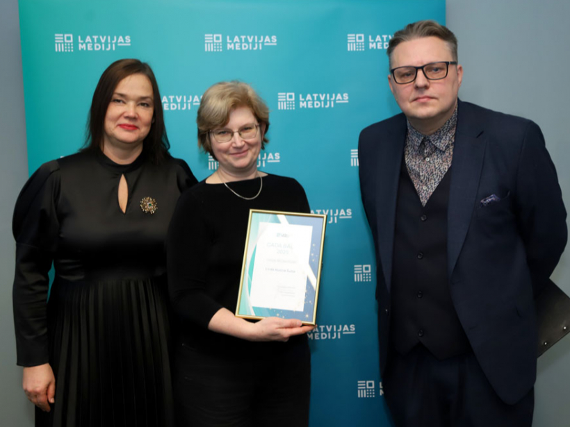 Izcilākās “Latvijas Mediju” 2025. gada grāmatas “Astrīda. Kafija un cigaretes” (autore un grāmatas unikālās uzbūves idejas izstrādātāja – Ieva Struka) atbildīgā redaktore Linda Kusiņa-Šulce, balvu saņemot. Linda ir arī pastāvīga rakstu autore “Mājas Viesī”. Attēlā no kreisās Redaktoru padomes priekšsēdētāja vietniece Ieva Ēvalde, Linda Kusiņa-Šulce, portāla “Lasi.lv” galvenais redaktors un Redaktoru padomes priekšsēdētājs Jānis Žilde.