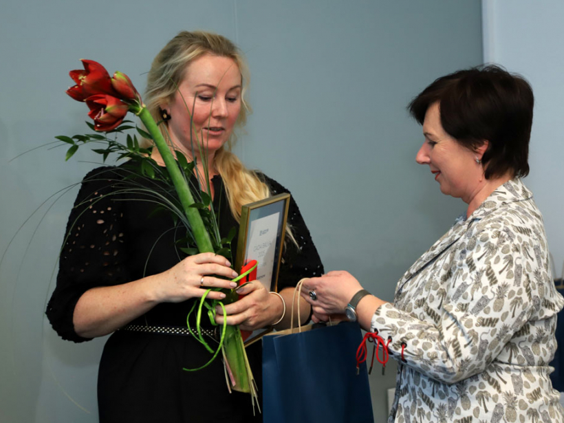 Par Gada kolēģi visu uzņēmuma darbinieku balsojumā 2025. gadā kļuva A/S "Latvijas Mediji" biroja administratore Inese Baltmane (no kreisās) – vienmēr sirsnīga un atsaucīga. Attēlā: kolēģi sveic Mārketinga un sabiedrisko attiecību direktore Inese Rone.