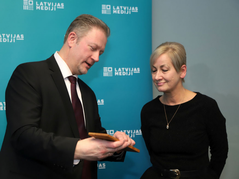 Balvu par mūža ieguldījumu ilggadējai žurnāla "Agrotops" galvenajai redaktorei Anitai Pirktiņai pasniedz akciju sabiedrības “Latvijas Mediji” valdes priekšsēdētājs Guntars Kļavinskis. Anita arī turpmāk sadarbosies ar "Agrotopu" un būs aizraujošu ceļojumu rakstu autore "Mājas Viesim".