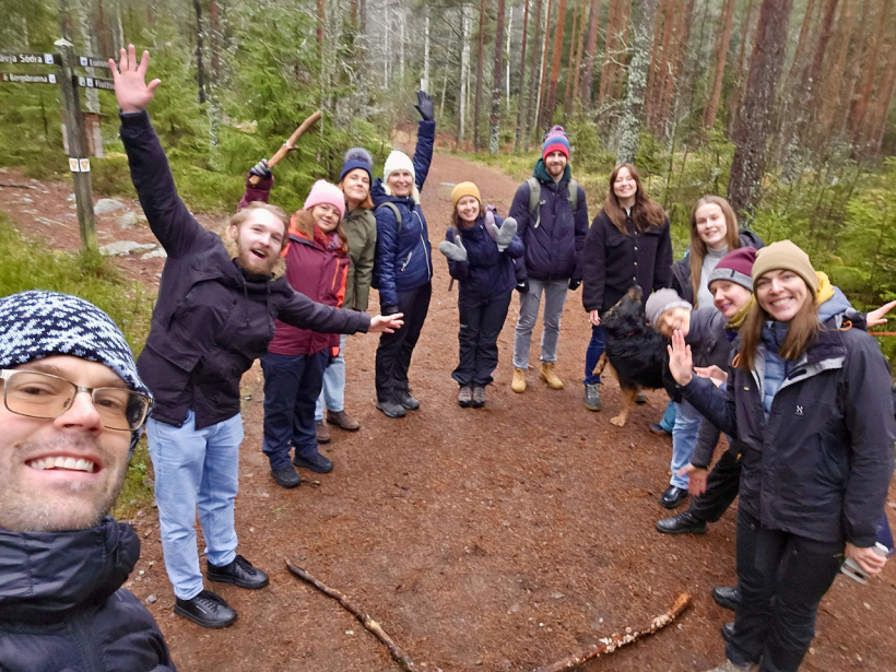 "Zibenīša" pašiņš kādā meža takā netālu no Stokholmas, no kreisās: Uģis Lācis,  Niks Dagnis Dieriņš, Marina Yarotska, Sandra Krisberga Sinigoi, Eva Šakina Norouzi, Kristīne Berežkova, Kārlis Krisbergs, Marta Oliņa Rousk, Elīna Perta, Iveta Lāce, Daila Gudre Norèn, Liene Some.