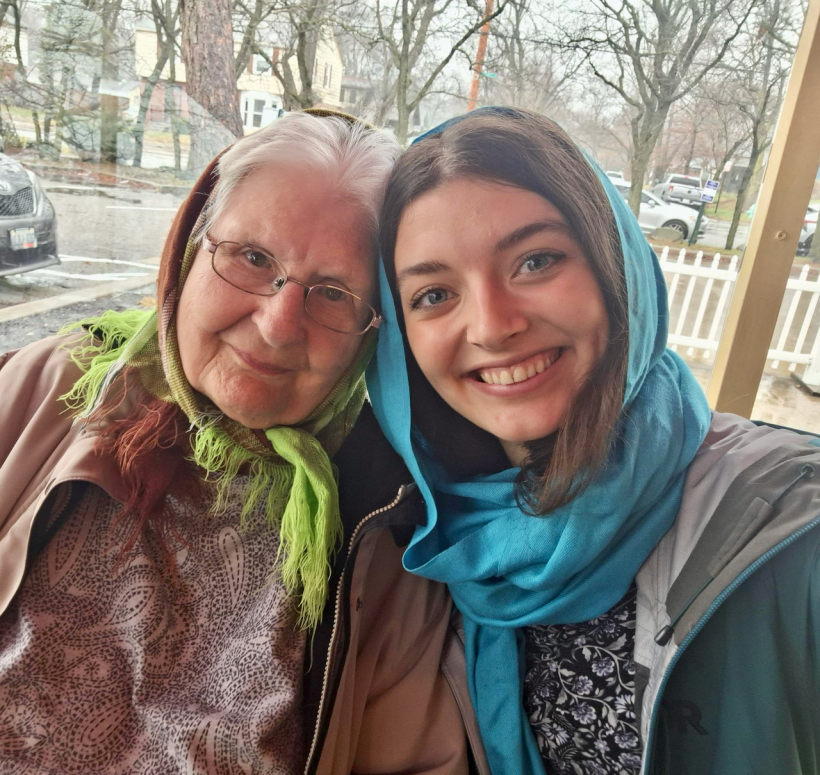 Laura ar vecmāmiņu Dzintru.