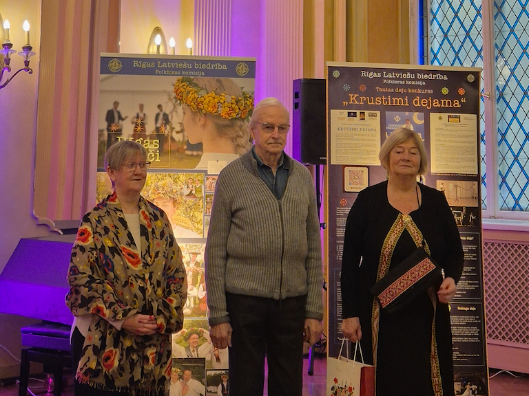 Žūrijas pārstāvji paziņo rezultātus. No kreisās Ilze Mažāne, Ojārs Lamass, Indra Filipsone.