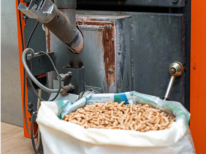 Granulu kvalitāti pārbauda, pavisam nelielu to daudzumu sadedzinot uz stikla gabala.