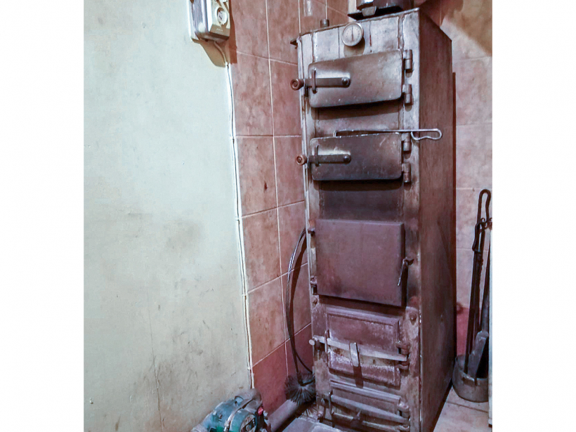 Paškonstruēts malkas katls.