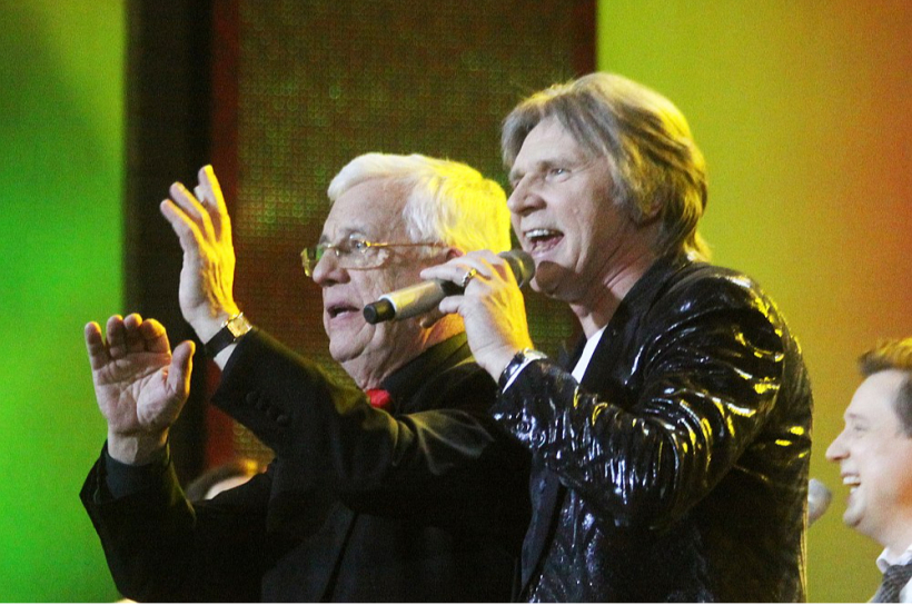 Maestro Raimonds Pauls kopā ar dziedātāju Viktoru Lapčenoku savas 75. jubilejas koncertā 2011. gadā.