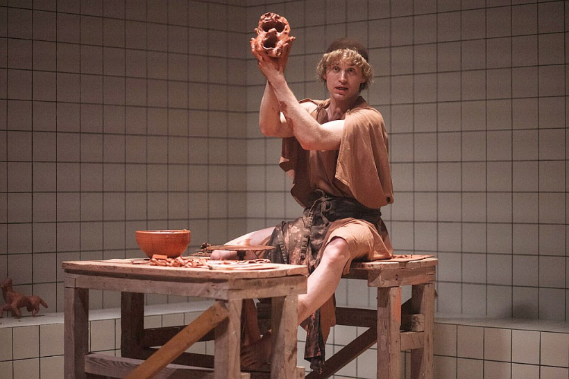 Sandis Runge Audzinātāja lomā.