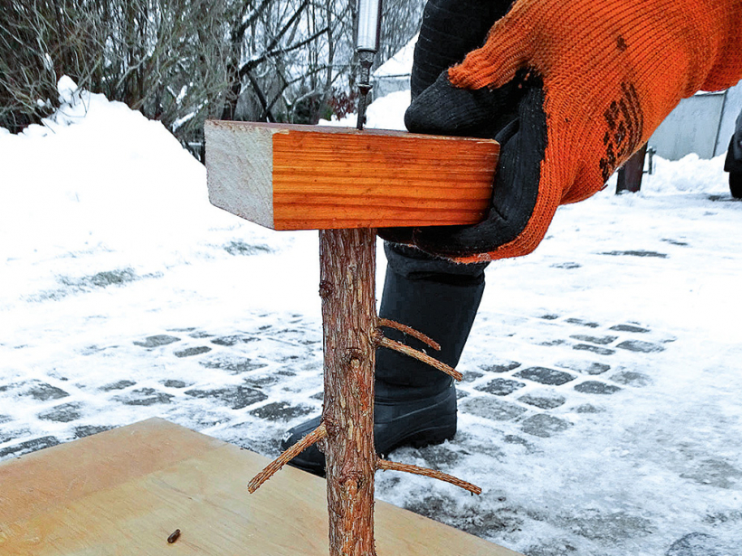 Pieskrūvē pie dēlīša.