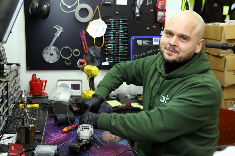 SIA "Eco Baltia vide" remontdarbnīcas meistars Dagnis Zviedris remontē visdažādāko sadzīves tehniku, bet vispirms novērtē, vai to maz vērts remontēt.