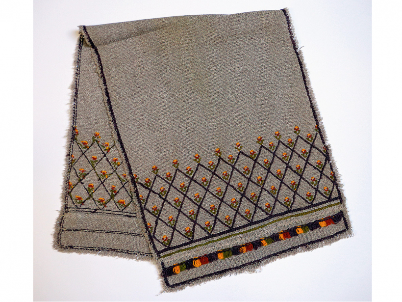 Šalle ar krāsainām bārkstīm.