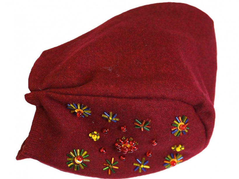 Tumši sarkano vilnas auduma aubi Ilga Madre šuvusi pēc savas mātes aubes parauga, 1990. gadi (TNMM 25773).