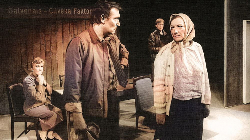 Skats no izrādes "Ar būdu uz baznīcu".