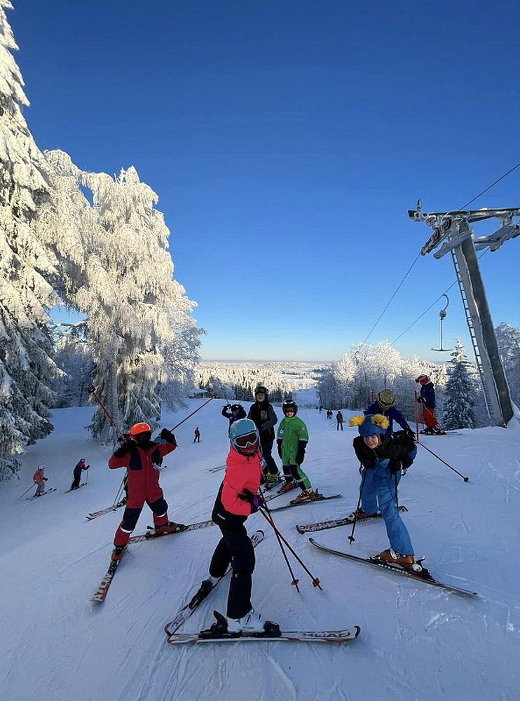 Atpūtas komplekss „Gaiziņš” reaģēja jau uz pirmajiem pagājušā gada nogales gaisa temperatūras mīnusiem un paspēja atklāt slēpošanas sezonu decembra sākumā. Arī tagad pēc siltuma perioda sniegs saražots pietiekamā daudzumā, un darbojas visas trases.