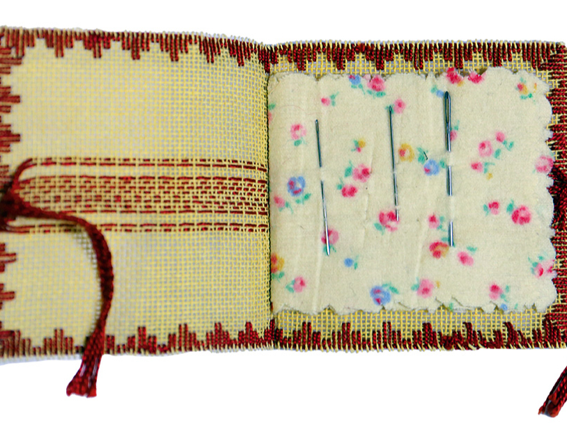 Adatu grāmatiņu meistare izšuva, mācoties Lībagu pamatskolas 5. klasē 1935. gadā pie skolotājas Emīlijas Lejas (TNMM 26534).