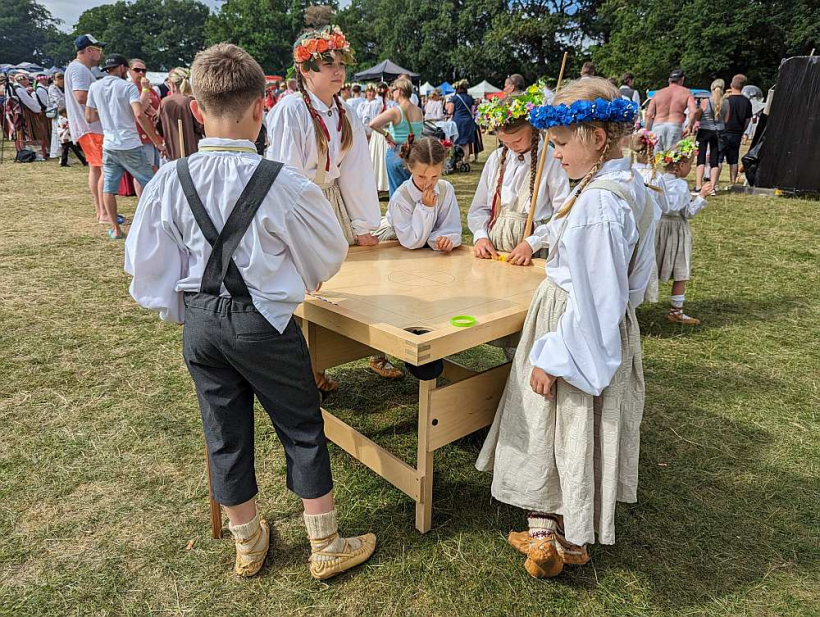 Tieši Latvijā savulaik izveidojās šobrīd atzītā spēles versija ar konkrētajām galda, spēles zonu, kiju un ripu proporcijām.