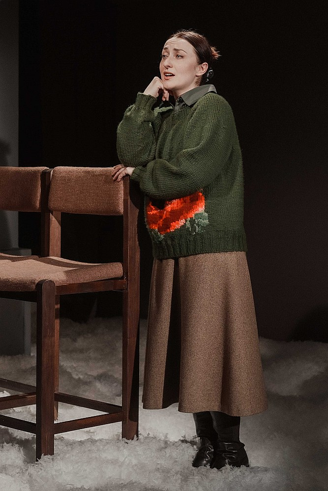 Jana Ļisova izrādē "Egles stāsti".