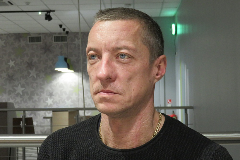 Bijušais policists Salvis Tihanovskis. Viņam uz kakla var redzēt rētu, kas palikusi no bandīta lodes.