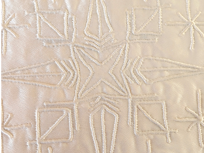 Zvaigžņu motīvu izšuvums stepēšanas tehnikā.