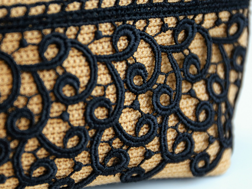 Tamborēts maciņš ar mežģīni.