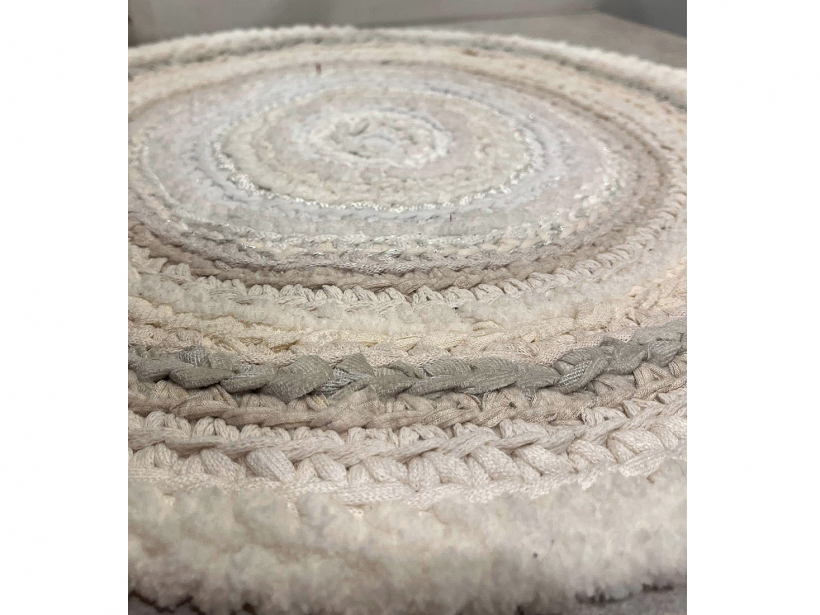 Tamborēts paklājs.