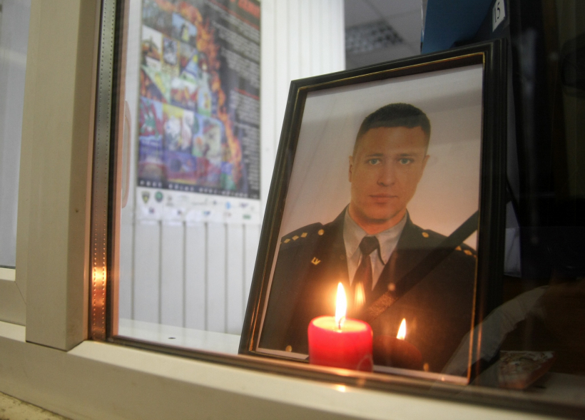 Viesītes iecirkņa policista Andra Znotiņa fotogrāfija Valsts policijas Zemgales reģiona pārvaldes Jēkabpils iecirknī 2011. gada 25. janvārī. Viņu nošāva bruņotie laupītāji.