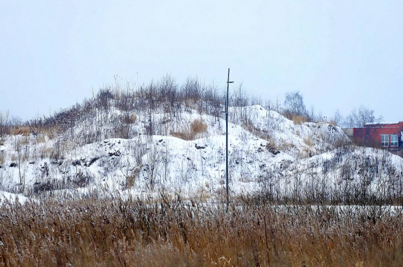 Netālu no Skanstes parka uzbērtais piesārņotās grunts kalns joprojām indē apkārtējo zemi. Risinājums tam pagaidām nav rasts.
